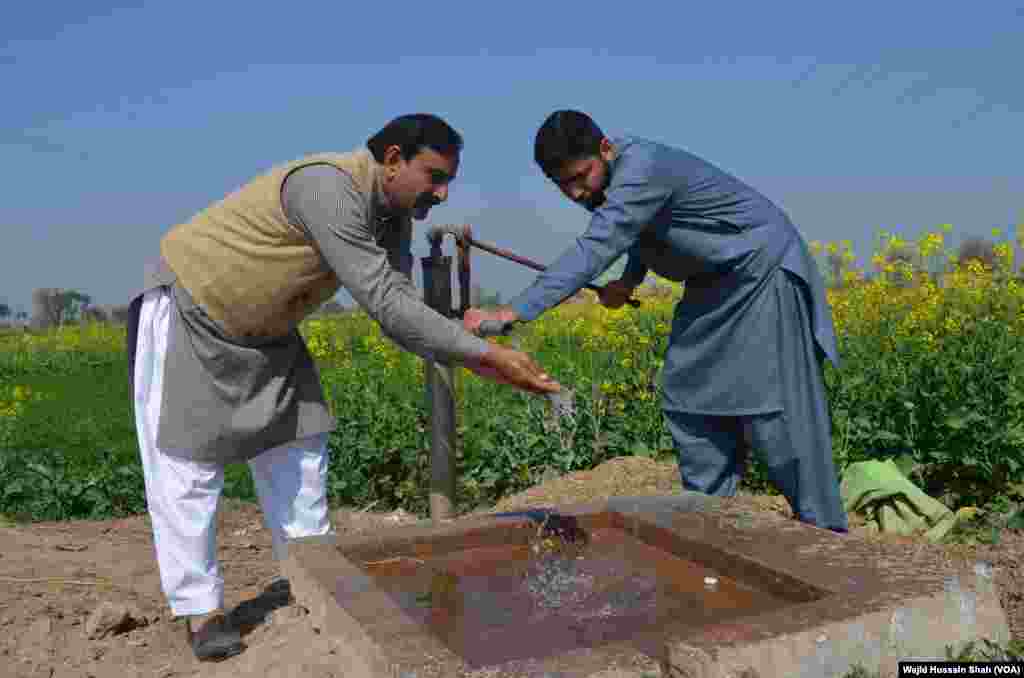 دیہات کے گھروں کو پانی کے حصول کے لئے ہینڈ پمپ پر بھی اکتفا کرنا پڑتا ہے۔