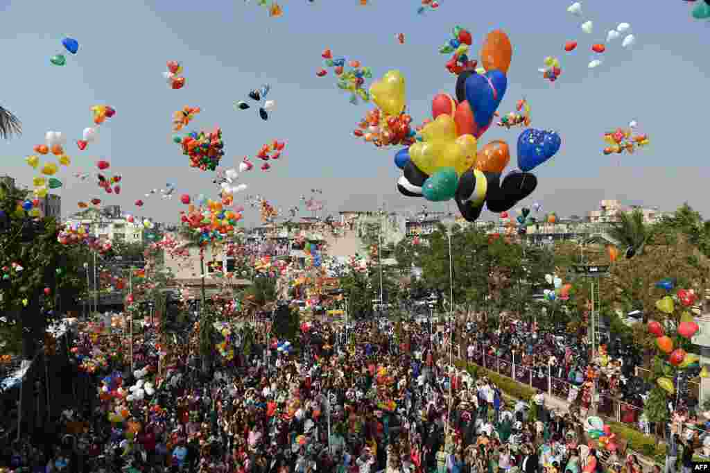 Umat Kristiani India melepas balon-balon ke udara pada saat mereka menyambut 2018 di Ahmedabad.