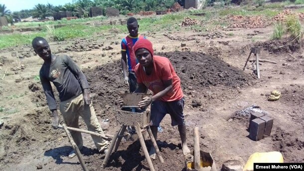 Des jeunes en train de fabriquer des briques écologiques, à Bukavu, Sud-Kivu, 2 janvier 2017. (VOA/ Ernest Muhero)