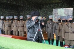 북한 김정은 국무위원장이 인민군 부대의 합동 타격훈련을 지도했다고 북한 조선중앙통신이 지난 29일 전했다. 뒤에 선 군인들이 모두 마스크를 착용한 모습이 이례적이다.