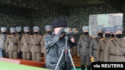 북한 김정은 국무위원장이 지난 28일 인민군 부대의 합동 타격훈련을 지도했다고 북한 조선중앙통신이 29일 전했다. 김정은 위원장 뒤에 선 군인들이 이례적으로 모두 마스크를 쓰고 있다.