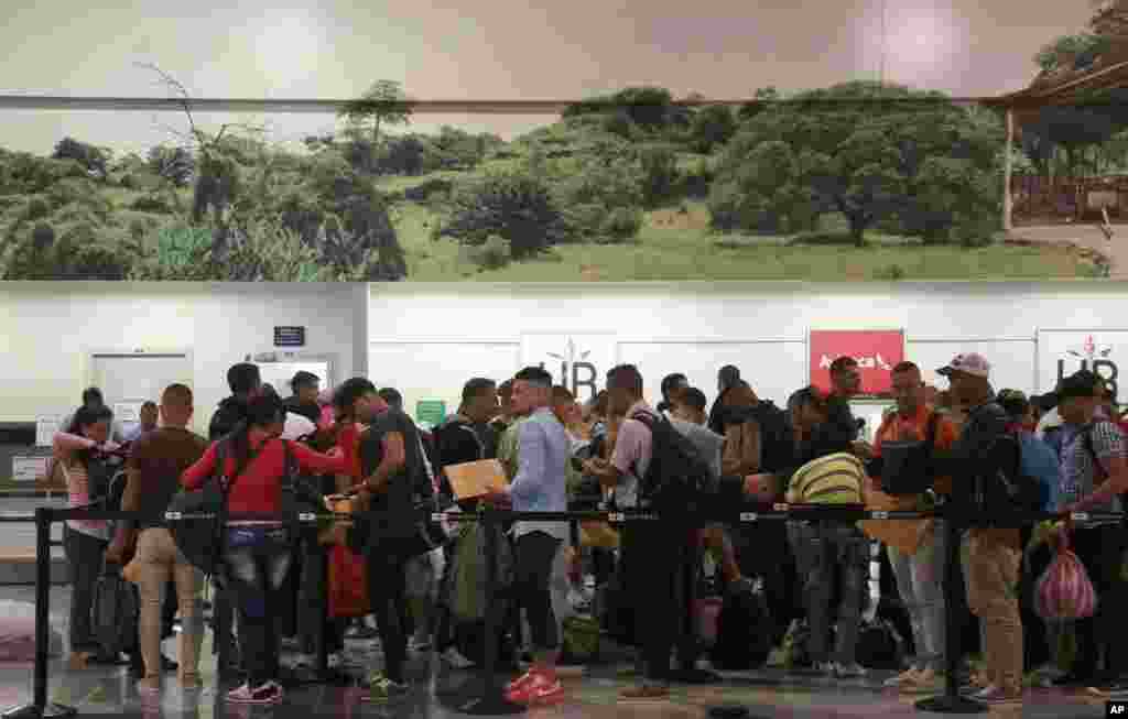 Imigrantes cubanos no Aeroporto Internacional&nbsp; Daniel Oduber Quiros, na cidade de Liberia, na Costa Rica, 12 de Janeiro de 2016.