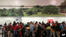 Kubanski migranti na aerodromu u Kostariki