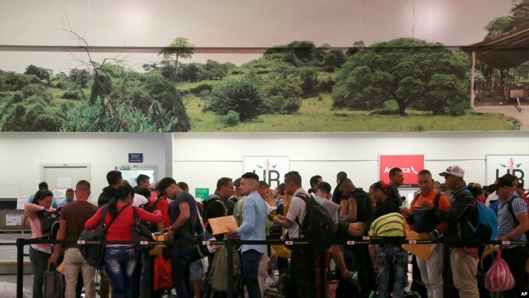 Kubanski migranti na aerodromu u Kostariki
