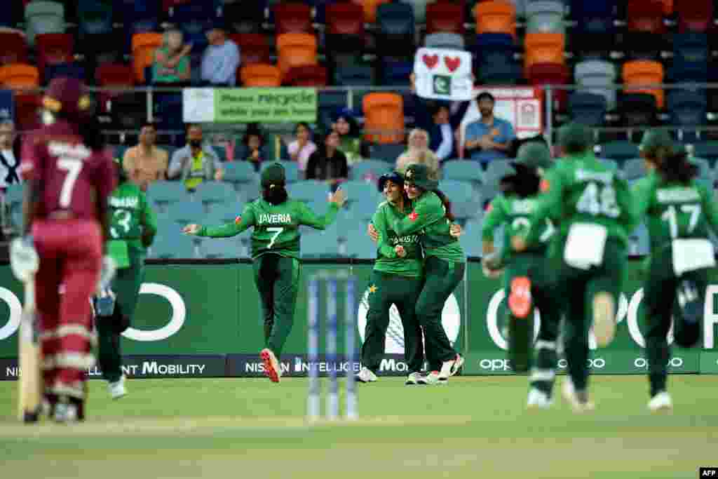 پاکستانی کھلاڑی ویسٹ انڈیز کی بیٹر ڈینڈرا ڈوٹن کے آؤٹ ہونے کا جشن مناتے ہوئے۔&nbsp; &nbsp;