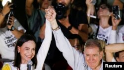 El candidato presidencial opositor de Venezuela, Edmundo González, y la líder opositora María Corina Machado hacen campaña en Caracas