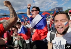 Cộ động viên Nga ăn mừng bàn thắng của đội nhà tại khu vực dành cho người hâm mộ ở St.Petersburg, Nga, ngày 14 tháng 6, 2018.