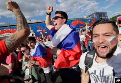 Cộ động viên Nga ăn mừng bàn thắng của đội nhà tại khu vực dành cho người hâm mộ ở St.Petersburg, Nga, ngày 14 tháng 6, 2018.