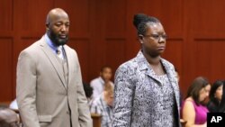 Los padres de Trayvon Martin, Tracy Martin y Sybrina Fulton, en una de sus apariciones en corte durante el juicio contra George Zimmerman.