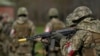 Tân binh Ukraine, dưới sự hướng dẫn của binh sĩ Anh, huấn luyện tại một trại quân đội ở Tây Nam nước Anh ngày 20/2. Pháp có thể cửa người tới huấn luyện cho quân đội Ukraine tại chính nước này.