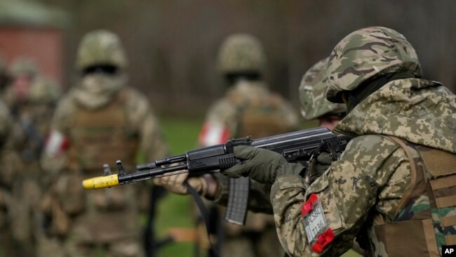 Українські рекрути під час навчань у Великій Британії, 20 лютого 2024. Фото AP