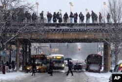 Пасажири очікують на прибуття потяга під час снігопаду в Чикаго, 28 січня 2019 року