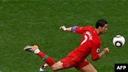 Ngôi sao Cristiano Ronaldo của Bồ Ðào Nha trong trận đấu với Bắc Triều Tiên ở vòng bảng World Cup 2010