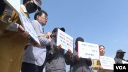 최 양 부모가 1일 한국 청와대 앞에서 딸의 강제 북송을 막아달라는 시위를 하고 있다. 