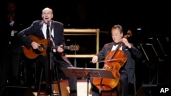 Penyanyi James Taylor (kiri) saat tampil dengan pemain cello Yo-Yo Ma di Carnegie Hall, New York, Mei 2016. (AP/Julie Jacobson)