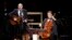 Penyanyi James Taylor (kiri) saat tampil dengan pemain cello Yo-Yo Ma di Carnegie Hall, New York, Mei 2016. (AP/Julie Jacobson)