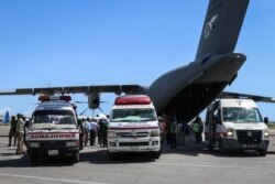 Ambulans-ambulans yang membawa korban luka-luka serangan bom pada 28 Desember di Mogadishu, terparkir di sebelah pesawat Angkatan Udara Turki, di Bandara Internasional Adan Adde, 29 Desember 2019. (Foto: AFP)