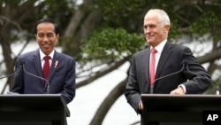 Presiden Joko Widodo dan PM Australia Malcolm Turnbull memberikan konferensi pers bersama di Sydney, Australia, Minggu (26/2). (AP/Rick Rycroft)

