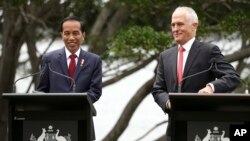 Presiden Joko Widodo dan PM Australia Malcolm Turnbull memberikan konferensi pers bersama di Sydney, Australia, Minggu (26/2).