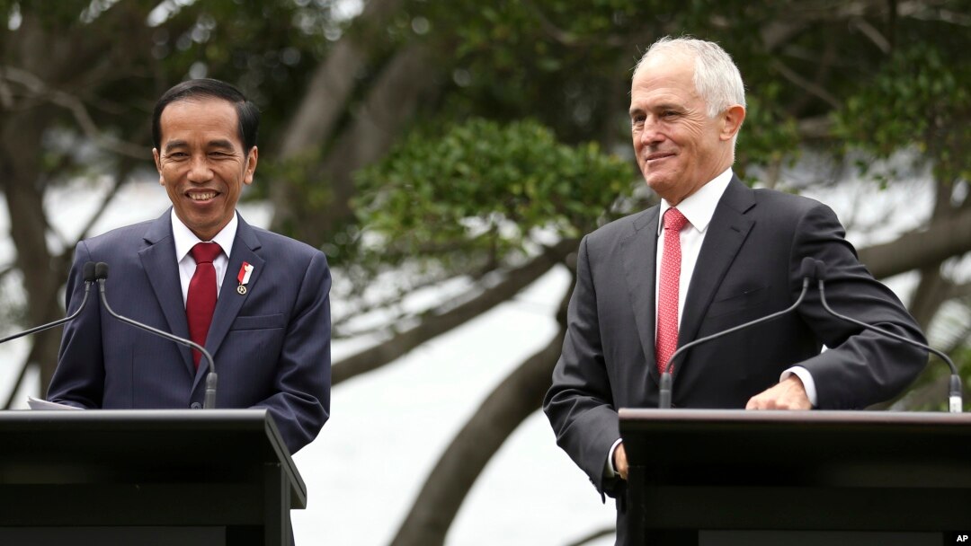 Presiden Joko Widodo dan PM Australia Malcolm Turnbull memberikan konferensi pers bersama di Sydney, Australia, Minggu (26/2). (AP/Rick Rycroft)
