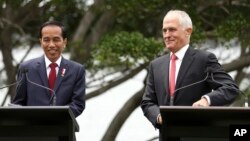 Indonesian President Joko Widodo (left) and Australian Prime Minister Malcolm Turnbull smile during a joint statement at Kirribilli House in Sydney, Feb. 26, 2017. Widodo is on a two-day visit to Australia.