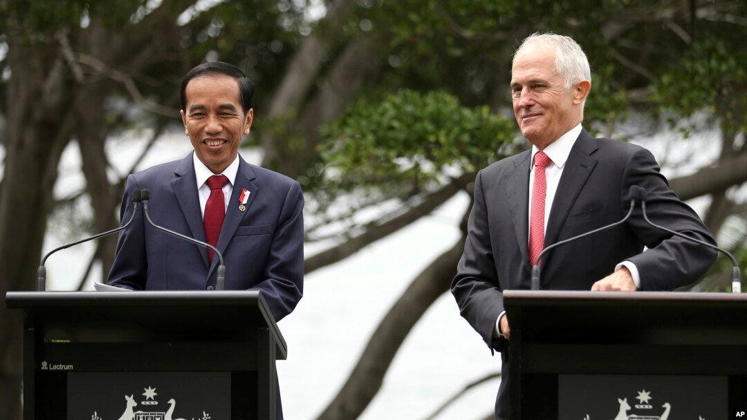 Presiden Joko Widodo dan Perdana Menteri Australia Malcolm Turnbull saat memberikan pernyataan gabungan di Kirribilli House di Sydney (26/2). (AP/Rick Rycroft)