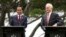 Presiden Joko Widodo dan Perdana Menteri Australia Malcolm Turnbull saat memberikan pernyataan gabungan di Kirribilli House di Sydney (26/2). (AP/Rick Rycroft)