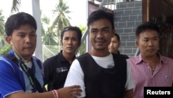 Seorang warga Thailand, Ekkapan Kaewkla (tengah), 26, dalam pengawalan ketat Polisi Thailand (2/1). Kaewkla ditangkap karena terlibat insiden penembakan yang menewaskan wisatawan Inggris Stephen David Ashton, saat malam tahun baru di pulau Koh Phangan, selatan Thailand.