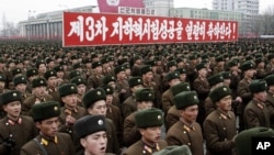 지난 2013년 2월 북한 평야에서 3차 핵실험 성공을 자축하는 대규모 군중대회가 열렸다. (자료사진)