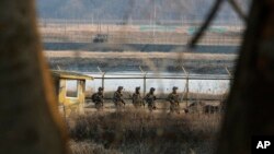 Severnokorejski vojnik patrolira duž graničnog prelaza sa južnom Korejom