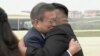 Moon Jae-in, à gauche, donnant l'accolade à Kim Jong Un à son arrivée à Pyongyang, en Corée du nord, le 18 septembre 2018. 