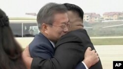 Moon Jae-in, à gauche, donnant l'accolade à Kim Jong Un à son arrivée à Pyongyang, en Corée du nord, le 18 septembre 2018. 