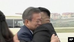 Rais Moon Jae-in, wa korea Kusini, kushoto, akumbatiana na kiongozi wa Korea Kaskazini Kim Jong Un alipowasili Pyongyang,