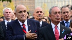 Bivši gradonačelnik Njujorka Rudi Djulijani i sadašnji gradonačelnik Majkl Blumberg prisustvuju komemoraciji za žrtve 11. septembra 2001.