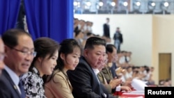 북한 평양에서 열린 광복절 경축 행사 중, 김정은 북한 국무위원장이 딸 김주애, 부인 리설주와 함께 수영 및 다이빙 경기를 관람하고 있다. (2026년 8월 16일)