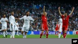 Les Bavarois Arjen Robben et Franck Ribery, à droite et en rouge, lors de la demi-finale de la ligue des champions entre le Real Madrid et le Bayern Munich au stade Antiago Bernabeu en Avril....