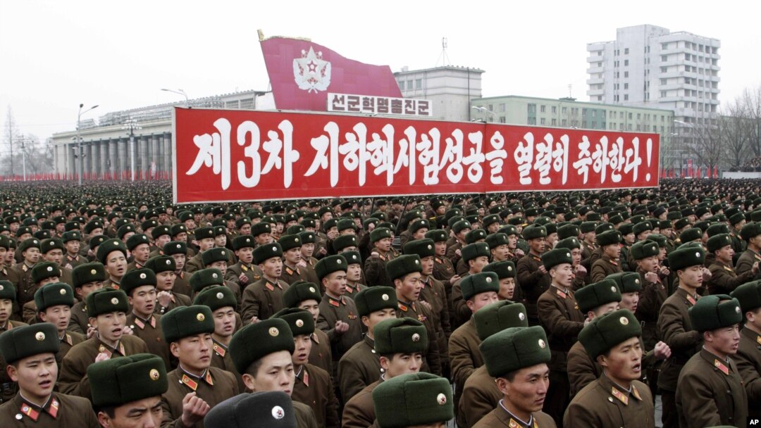지난 2월 북한 평야에서 3차 핵실험 성공을 자축하는 대규모 군중대회가 열렸다. (자료사진)