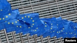 Banderas de la Unión Europea ondean fuera de la sede de la Comisión Europea en Bruselas, Bélgica. Enero 5, 2020. Foto: Reuters.