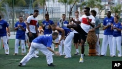 Tanto Sturridge y Welbeck realizaron una sesión de capoeira, un arte marcial brasileño que combina elementos de danza, acrobacias y música.