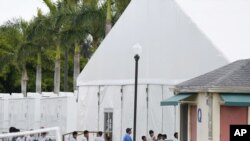 En el centro de detención de emergencia de Miami, el personal no está pasando los controles de abuso y negligencia infantil porque las leyes de Florida impiden que cualquier empleado externo revise la información de su sistema de atención de menores.