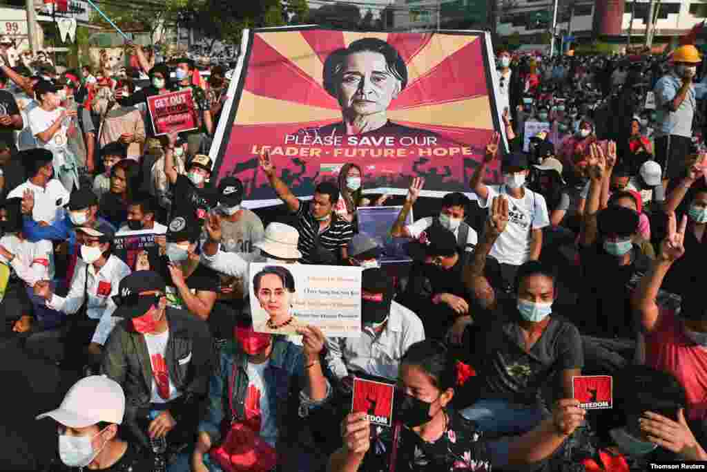 미얀마 양곤 시민들이 군부 쿠데타 반대 시위에서 가택연금된 아웅산 수치 국가고문의 석방을 요구했다.