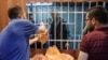 Người dân Palestine mua bánh mì được trợ giá trên dải Gaza