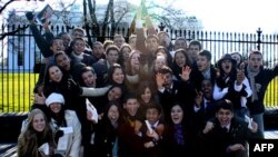 Участники программы обмена учащимися между США и Бразилией перед Белым домом в США