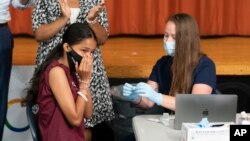 ARHIVA - Srednjoškolka Arijel Kvero reaguje poslije vakcinacije u New Yorku, 27. jula 2021. (Foto: AP/Mark Lennihan)