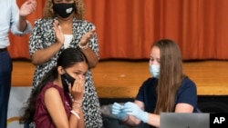 资料照片：一名高中生在纽约市接种新冠疫苗。 (2021年7月27日)