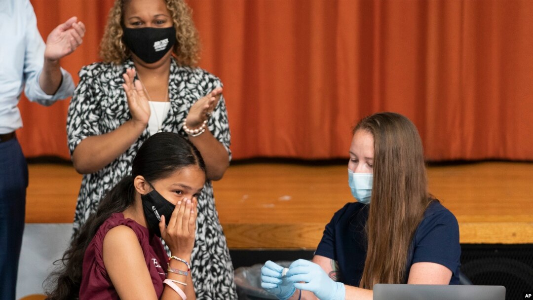 Reaksi seorang siswa SMA usai mendapatkan suntikan vaksin COVID-19 di New York City, 27 Juli 2021. (Foto: AP)