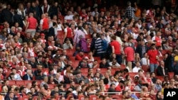 Penonton di salah satu pertandingan Liga Primer Inggris.