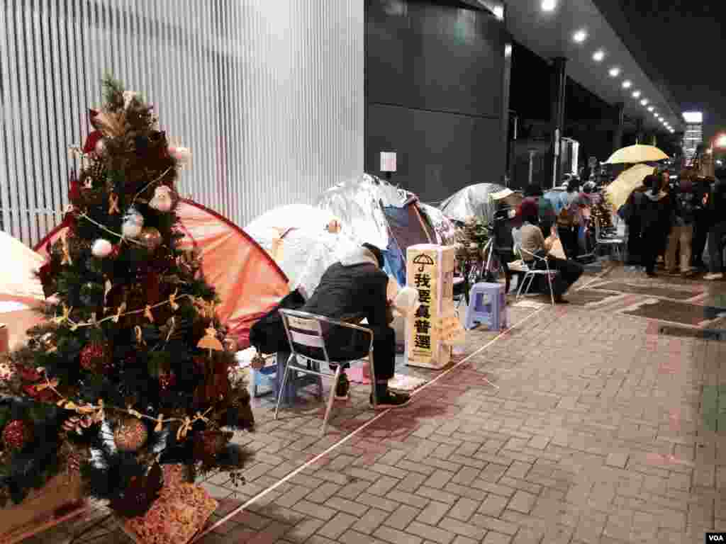 香港政府總部及立法會的添美道行人路上，仍有約80個帳篷的留守者，他們在平安夜有聖誕飾物佈置