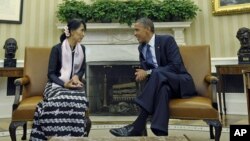 President Barack Obama meets with Aung San Suu Kyi in the Oval Office of the White House, Sept. 19, 2012.