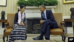 President Barack Obama meets with Aung San Suu Kyi in the Oval Office of the White House, Sept. 19, 2012.